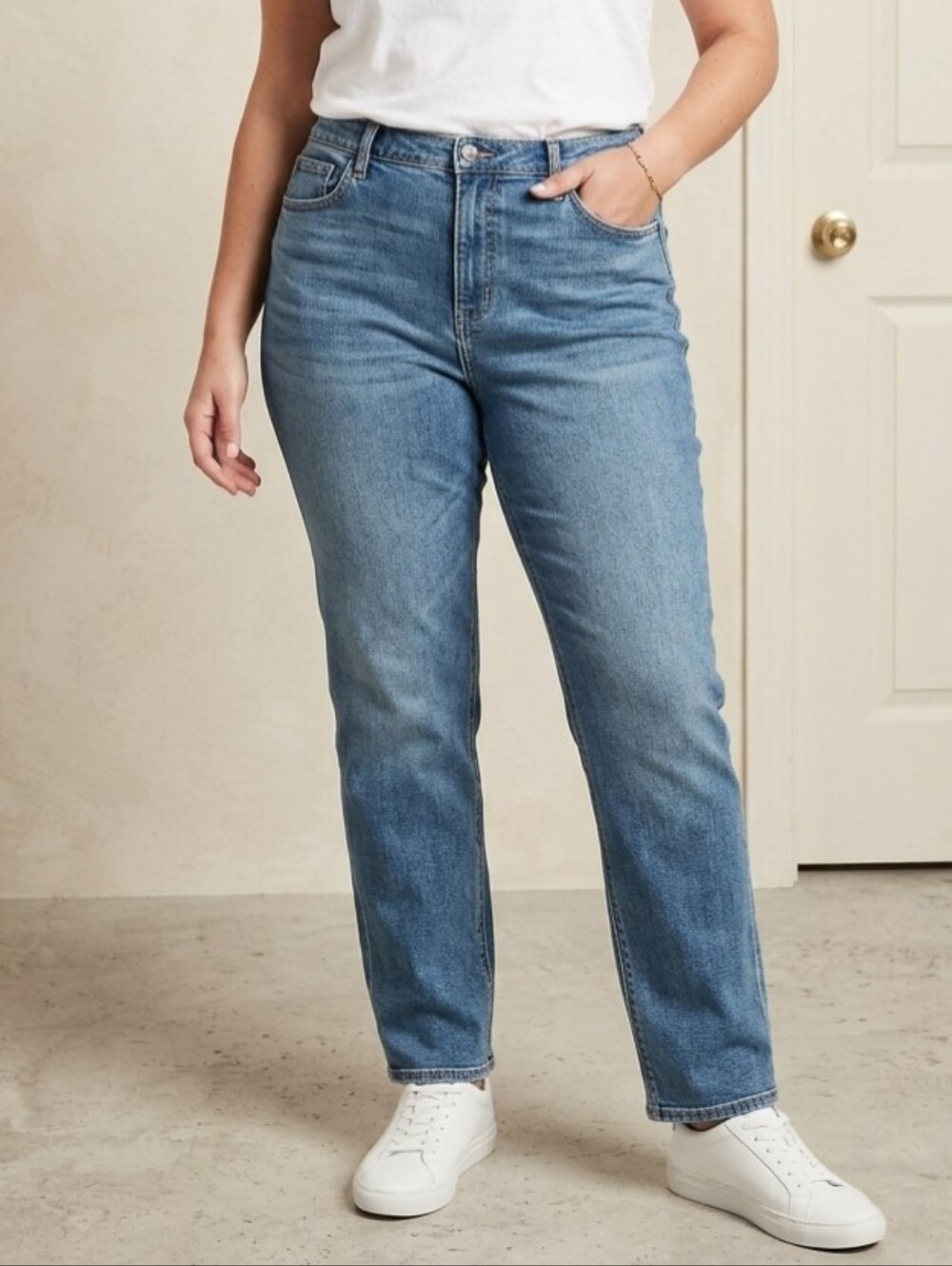 Old Navy Women's Light Wash Straight Leg Jeans NWOT